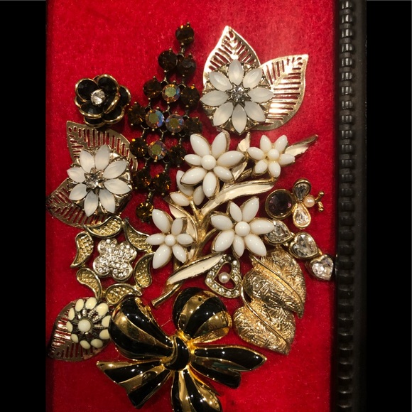 FRAMED JEWELRY ART COLLAGE IN RED/BLACK HANDMADE - Picture 6 of 7